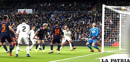 La acción del primer gol del Real Madrid, Reguilón remata y Wass anota en contra /as.com