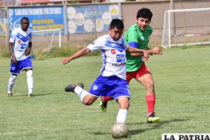 La acción del cotejo en el cual San José venció 3-1/ Reynaldo Bellota - LA PATRIA