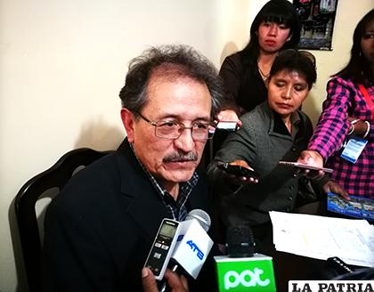 Edgar Bazán en su conferencia, anunciando su renuncia al cargo de alcalde electo /LA PATRIA