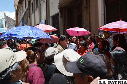 La protesta que realizaron los padres de familia hace un par de semanas en la puerta del Juzgado / Archivo LA PATRIA