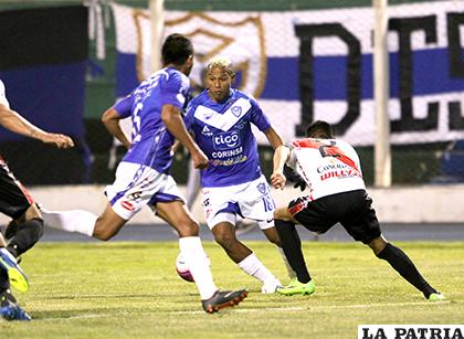Jair Reinoso, autor de tres goles en el partido, domina el balón /APG