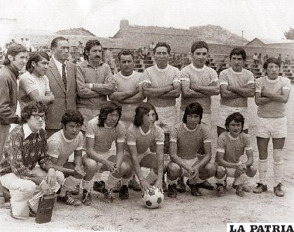 El equipo de fútbol del CPDO en 1974; parados: Wigberto Salinas, Mario Divensti (+), Samuel Camargo (+), Alex Paravicini, Wilfredo Navarro (+), Fortunato Guzmán (+), Edgar Rojas, Manuel Herrera y Julio Arias (+); cuclillas: Carlos Ovando (+), Humberto Cabezas, Fernando Romano, Juan Laura, José Vásquez y Adhemar Aldana