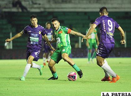 Marcel Román domina el balón ante la marca de Aldo Gallardo y Luis Leguizamón /APG