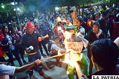 Los movilizados quemaron una figura que representaba a Morales y su afán de reelección /LA PATRIA