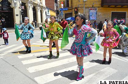 Niños de la Tradio en su paso por las calles de Oruro / LA PATRIA