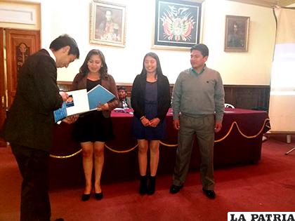 Estudiantes del colegio La Salle reciben certificado de reconocimiento por aportar al StartMUN/ LA PATRIA