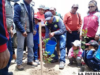Autoridades universitarias, vecinos y niños participan activamente en la 
campaña de arborización /UTO