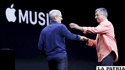 El CEO de Apple, Tim Cook (izq), saluda al vicepresidente senior de servicios de Internet y software Eddy Cue, durante el acto de presentación/ CNBC.com