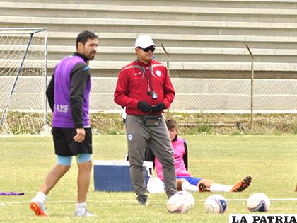 Villegas observa el trabajo de sus dirigidos, entre ellos García que ya está recuperado