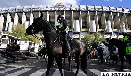 La Policía Montada en permanente resguardo en las afueras del estadio /caracol.com
