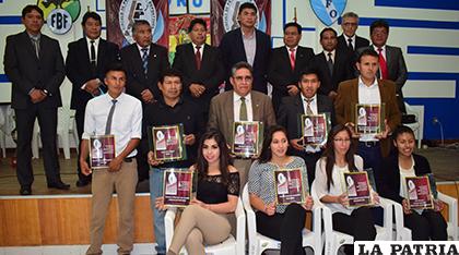 Directorio del CPDO junto a los deportistas destacados que fueron distinguidos /Reynaldo Bellota - LA PATRIA