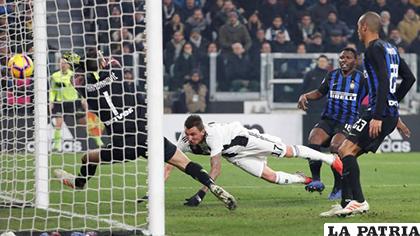 Mario Mandzukic, de cabeza, anota el único gol del compromiso /as.com