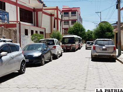 La circulación y estacionamiento de vehículos es irregular en toda la cuadra /LA PATRIA