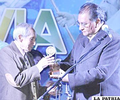 Tórrez Reque recibe un reconocimiento del exgobernador Santos Tito