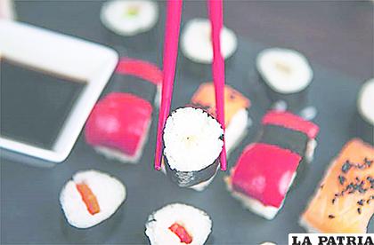 Elaborar sushi conlleva muchas reglas, entre ellas que no pueden prepararlo manos femeninas / ROLLOID.NET