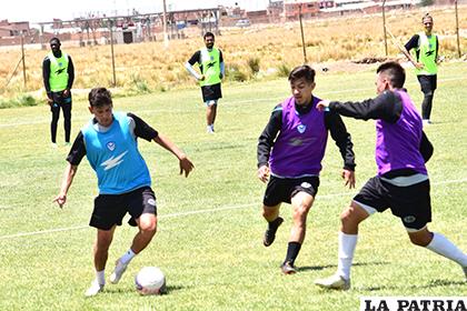 Marcelo Gomes, con el dominio del balón, Melgar y Leaños van a la marca /Reynaldo Bellota - LA PATRIA
