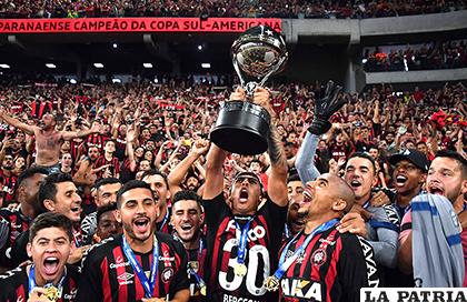 Jugadores del Atlético Paranaense levantan el trofeo de campeón y celebran ante su público en Curitiba /conmebol.com