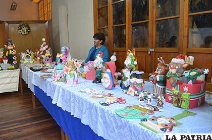Exposición de artesanías en la Casa 