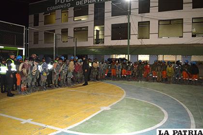 Los jucus en el patio de honor de la Policía, ante un fuerte resguardo de los uniformados /LA PATRIA