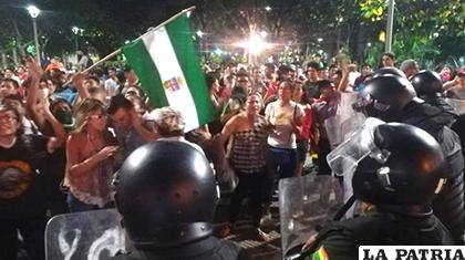 Activistas, universitarios y disconformes contra la vulneración del 21F se movilizaron en la capital cruceña/ El Deber