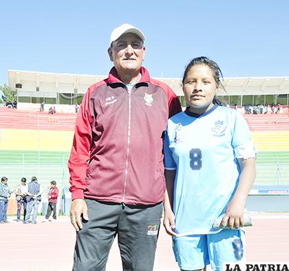 El entrenador José Ferrufino junto a la goleadora del cuadro orureño Lizeth Quispe / Fernando Rodríguez - LA PATRIA
