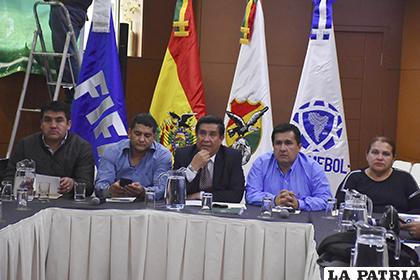 Dirigentes del fútbol nacional se reunieron ayer en La Paz / APG