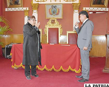 El momento de la posesión de la nueva autoridad edil /LA PATRIA