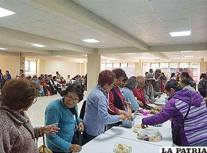 Personas de la tercera edad compartieron un apthapi /DIO