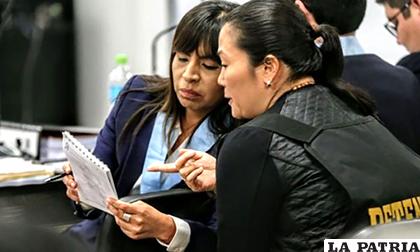 La líder opositora peruana Keiko Fujimori junto a su abogada, Giuliana Loza /América Televisión