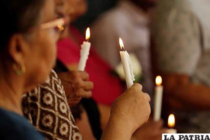 El pueblo salvadoreño ora por las víctimas de la masacre /Yahoo Noticias