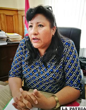 CARMEN PANOSO (SECRETARIA ECONOMÍA Y HACIENDA) Se mantiene en el cargo toda vez que, ante la falta de habilitación de la firma de Hilaria Sejas, la autoridad asumió el rol para los pagos y aún debe cumplir esa labor, trabajó en las mismas funciones durante la gestión de Rossío Pimentel y fue designada nuevamente por la exalcaldesa suplente