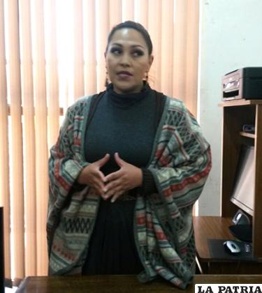 SILVIA PADILLA (SECRETARIA DE CULTURA)
Fue una autoridad cuestionada por la Asociación de Conjuntos del Folklore de Oruro (ACFO), desde que fue posesionada en la gestión de Hilaria Sejas, de momento, el alcalde Aguilar explicó que se mantendrá en el cargo para no perjudicar la organización del Carnaval