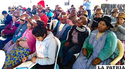 Mujeres  cooperativistas realizan un sacrificado trabajo /RED PIO XII