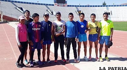 Los atletas orureños que realizan su preparación en la pista del estadio 