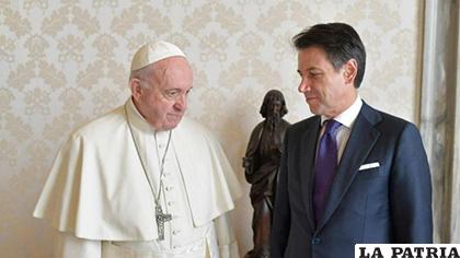 El Papa Francisco junto al representante del gobierno italiano,  Giuseppe Conte /vaticannews.va