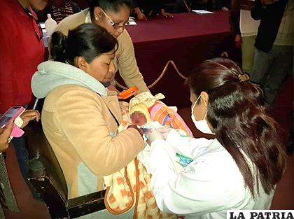 Primer bebé beneficiado de Machacamarca con la firma de este convenio /LA PATRIA