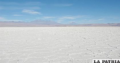 El salar de Uyuni en Bolivia, es considerado como la mayor reserva de litio a nivel mundial