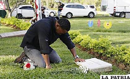 Elías Núñez recuerda a su padre, muerto durante el conflicto bélico /EFE