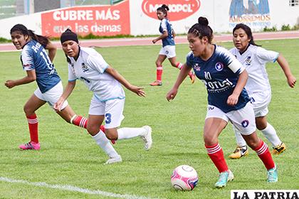 La acción del cotejo en la rama femenina, mismo que terminó 2-2
/ Reynaldo Bellota - LA PATRIA
