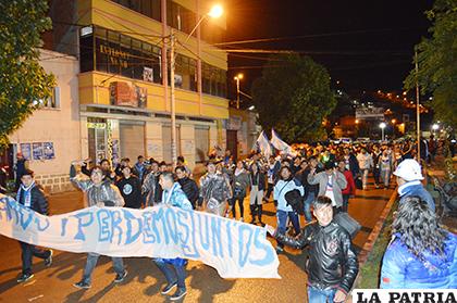 Una larga caravana acompañó al equipo hasta la plaza/ Dehymar Antezana LA PATRIA