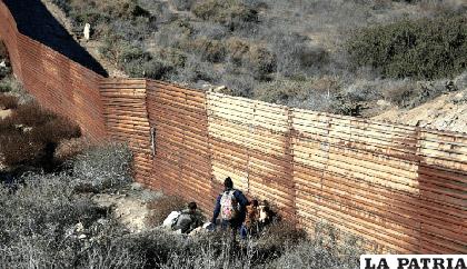 Valla fronteriza en Tijuana /AP