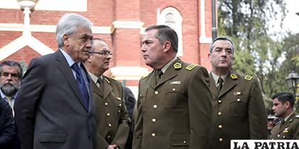 El presidente Piñera y el ahora exgeneral director de Carabineros, Hermes Soto /ahoranoticias.cl
