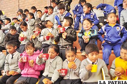 La intención es ofrecer un mejor desayuno a los algo más de 90 mil estudiantes de Oruro /LA PATRIA /ARCHIVO