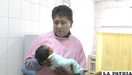 Alcalde Saúl Aguilar con el bebé Jesús en brazos /LA PATRIA