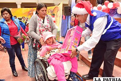Entrega de juguetes a niños con discapacidad /LA PATRIA