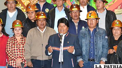 El Presidente Morales con la dirigencia de los mineros cooperativistas /ABI