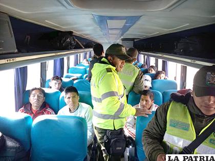 Los funcionarios en inspección al interior de los buses /LA PATRIA