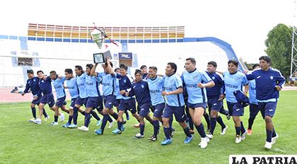 De tanta espera los integrantes de Bolívar se molestaron levantaron el trofeo y precedieron con la vuelta olímpica / Fernando Rodríguez - LA PATRIA