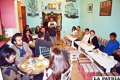 Durante el maridaje, el chef Marcos explica cada paso y cómo se elaboró determinado plato