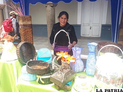 Sandra expone los pesebres que elabora reciclando periódicos/ LA PATRIA